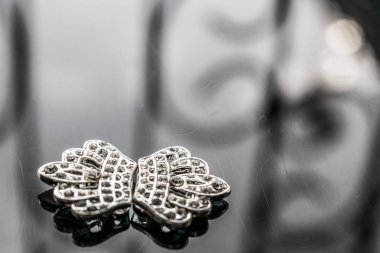 Parlak, yansıtıcı arka plan ile beyaz taşlar-rhinestones, gümüş rengi küçük aksesuarlar ile dekore edilmiştir. Küçük kron, tiaras. Kadın ve gelinler için takı.