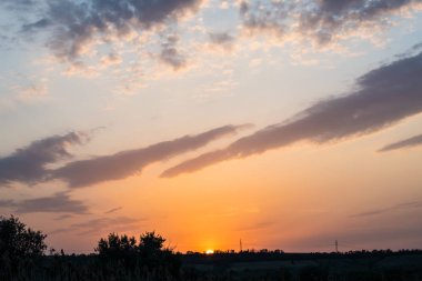 Sıcak ve sıcak renkler ve renk tonlarının Rostov bölgesi Rusya'nın güzel manzara. Çiçek açan, yerel olmayan alanlardaki günbatımı güneşli yaz günü, ayçiçeği, sarı. Bulutlar ve gökyüzü renkli ve sıradışı tipleri. Altın güneş doğar.