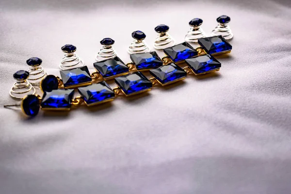 Piękne Modne Biżuterii Akcesoriów Dla Kobiet Szafirowe Kolczyki Kwadratowych Kamieni — Zdjęcie stockowe