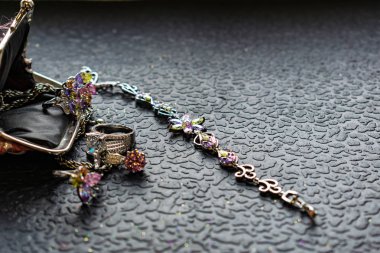 Renkli taşlar-kübik zirkon farklı renklerde, narin gölgeler ile gümüş takılar. Takı pembe, yeşil, sarı ve leylak. Rhinestones metal ürünler üzerinde. Bayanlar ve şık şık görüntü.