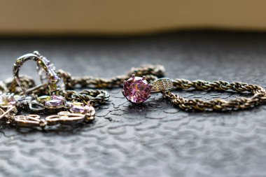 Renkli taşlar-kübik zirkon farklı renklerde, narin gölgeler ile gümüş takılar. Takı pembe, yeşil, sarı ve leylak. Rhinestones metal ürünler üzerinde. Bayanlar ve şık şık görüntü.