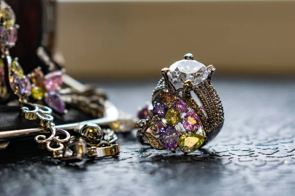 银色首饰与彩色的石头 不同颜色的立方氧化锆 精致的色调 珠宝粉红色 黄色和淡紫色 金属制品上的莱茵石 女性的时尚形象 — 图库照片