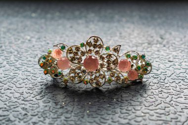 Güzel otomatik barrette parlak taşlar ve karanlık dokulu arka plan üzerinde pembe boncuk. Beyaz rhinestones ile altın tokalar. Kadınlar için takı ve aksesuar seti.