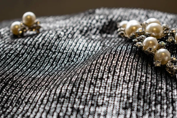 女性の金属製のジュエリーは真珠から成っています シルバー アクセサリー 銀の布背景 テクスチャ上の女の子 透明な石とラインス トーン パール乳製品 — ストック写真