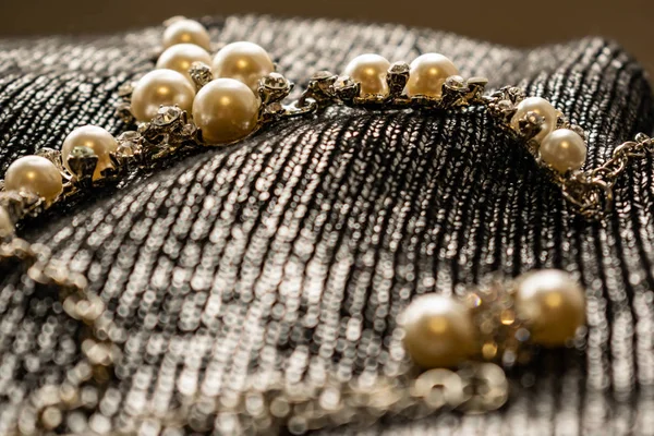 Dámské Kovové Šperky Perel Stříbrný Příslušenství Pro Dívky Pozadí Stříbrné — Stock fotografie