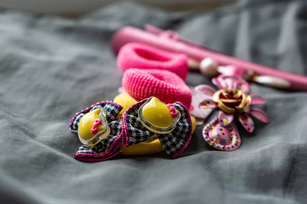 Barnens Smycken Uppsättning Rosa Gummiband Och Hårnålar Med Hängsmycken Form — Stockfoto