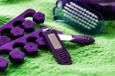 Pedikür ayak tırnakları için kadın kozmetik seti. Özel taşıma maşa, pliers, köpük fırça yüz fırçası. Mor kilit yeşil peluş arka plan kozmetik çantası seti