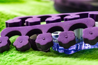 Pedikür ayak tırnakları için kadın kozmetik seti. Özel taşıma maşa, pliers, köpük fırça yüz fırçası. Mor kilit yeşil peluş arka plan kozmetik çantası seti