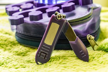 Pedikür ayak tırnakları için kadın kozmetik seti. Özel taşıma maşa, pliers, köpük fırça yüz fırçası. Mor kilit yeşil peluş arka plan kozmetik çantası seti