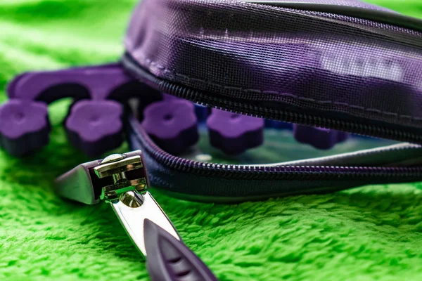 Pedikür ayak tırnakları için kadın kozmetik seti. Özel taşıma maşa, pliers, köpük fırça yüz fırçası. Mor kilit yeşil peluş arka plan kozmetik çantası seti