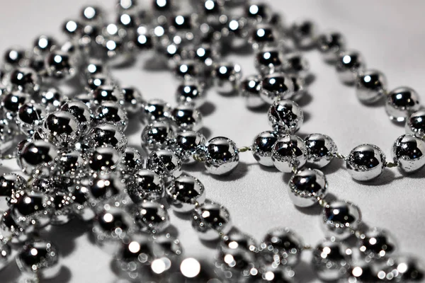 Belles Perles Rondes Argentées Perles Sur Fond Tissu Blanc Surface — Photo
