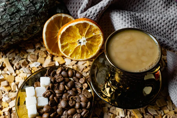 Kopi Hitam Aromatik Dengan Susu Dengan Gelembung Permukaan Dalam Cangkir — Stok Foto