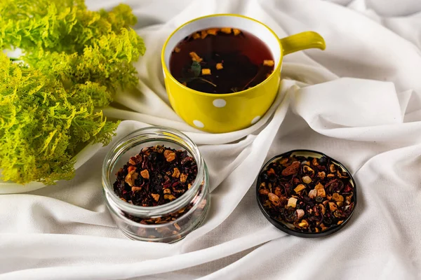 Red Fragrant Tea Mint Herbs Berries Green Mug Handle White — Stock Photo, Image