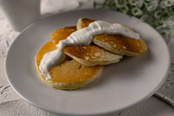 Krümel Und Pfannkuchen Mit Saurer Sahne Auf Einem Weißen Teller — Stockfoto