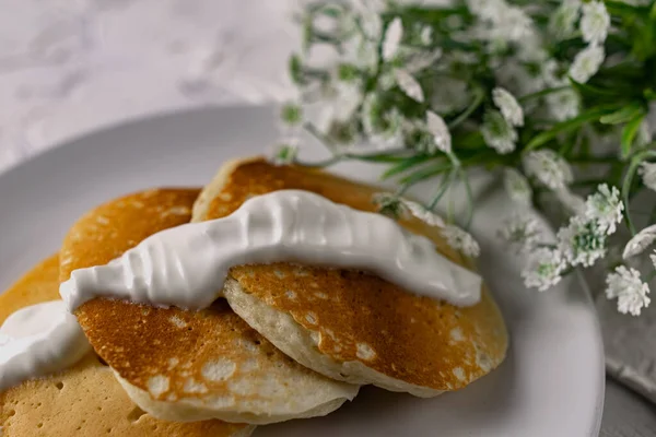 Krümel Und Pfannkuchen Mit Saurer Sahne Auf Einem Weißen Teller — Stockfoto