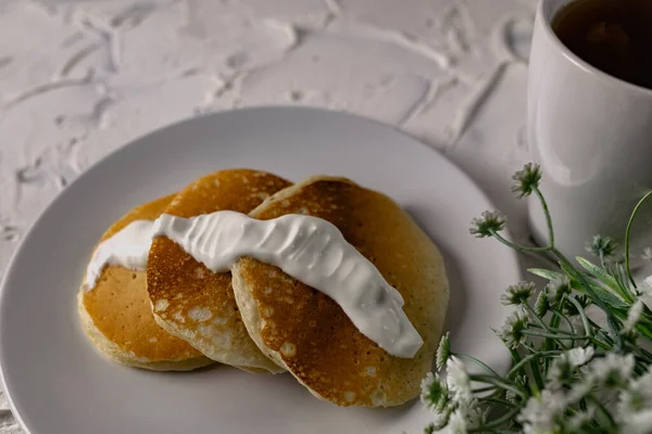 Krümel Und Pfannkuchen Mit Saurer Sahne Auf Einem Weißen Teller — Stockfoto