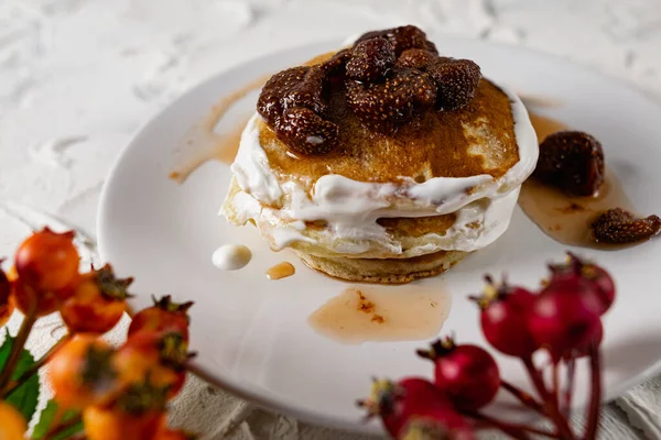 Ein Stapel Krümel Und Pfannkuchen Mit Saurer Sahne Und Erdbeermarmelade — Stockfoto