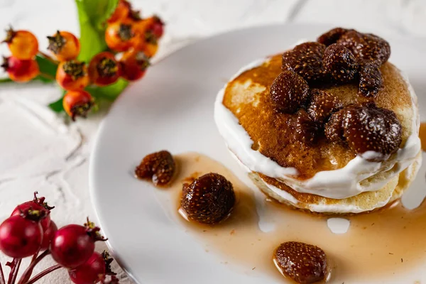 Ein Stapel Krümel Und Pfannkuchen Mit Saurer Sahne Und Erdbeermarmelade — Stockfoto