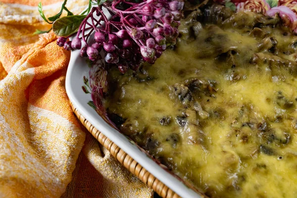 Baked julienne with meat, mushrooms and mushrooms under a cheese cap. Molten fermented milk product hard cheese, hot dish from the oven — Stock Image Baked Julienne Meat Mushrooms Mushrooms Cheese Cap Molten Fermented Milk Stock Photo
