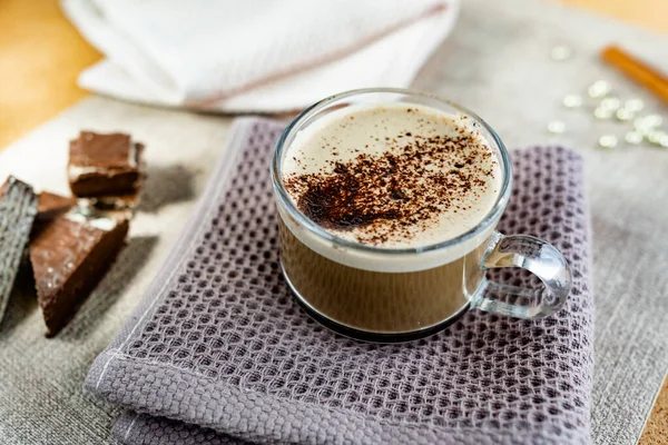 Cappuccino Panas Dengan Keripik Coklat Atas Busa Tongkat Kayu Manis — Stok Foto