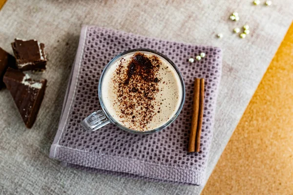 Cappuccino Panas Dengan Keripik Coklat Atas Busa Tongkat Kayu Manis — Stok Foto