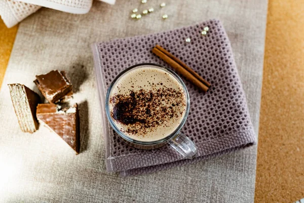 Cappuccino Panas Dengan Keripik Coklat Atas Busa Tongkat Kayu Manis — Stok Foto