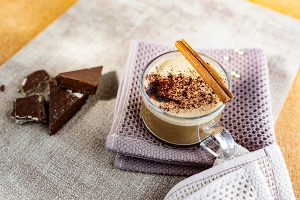 Cappuccino Panas Dengan Keripik Coklat Atas Busa Tongkat Kayu Manis — Stok Foto