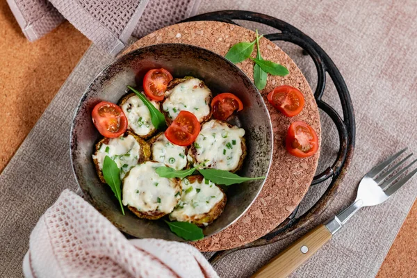 Sarımsak soslu tavada kabak ve vişneli domates. Yanında roka, peçete, çatal ve mayonez. Kırsal bir ortamda renkli bir meze.