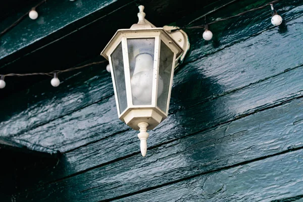 Lampadaire Blanc Avec Son Ampoule Éteinte Suspendu Pied Biche Bois — Photo