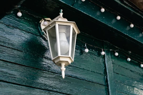 Lampadaire Blanc Avec Son Ampoule Éteinte Suspendu Pied Biche Bois — Photo