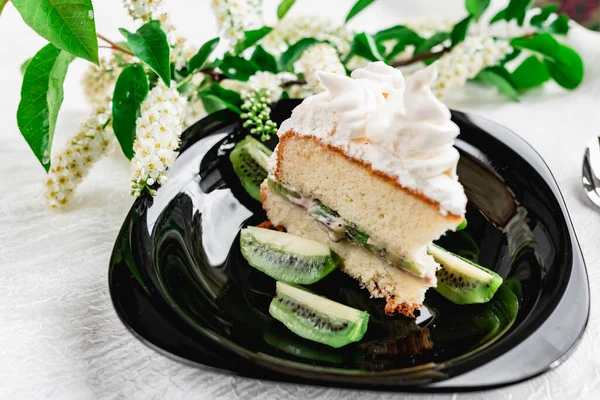 Una Rebanada Pastel Con Crema Merengue Plato Negro Brillante Con —  Fotos de Stock