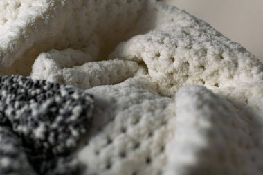 Beyaz ve gri renkte ince ve dokulu kumaş. Kabartmalı tekstil deseni, hoş ve narin, kadife gibi ve desenli tasarım ve dekorasyon için arka plan..