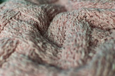 İnce desenli ve pembe renkli kumaş. Kabartmalı tekstil deseni, hoş ve narin, kadife gibi ve desenli tasarım ve dekorasyon için arka plan.