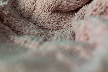 İnce desenli ve pembe renkli kumaş. Kabartmalı tekstil deseni, hoş ve narin, kadife gibi ve desenli tasarım ve dekorasyon için arka plan.