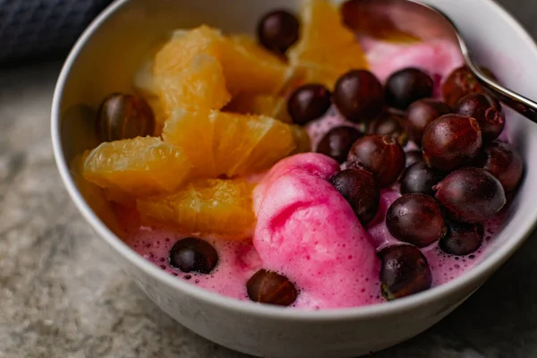 Sobremesa Refrescante Verão Com Frutas Bagas Sorvete Rosa Uma Tigela — Fotografia de Stock