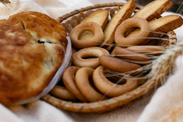 Edible Composition Flour Baking Basket Bedspread Golden Ears Barley Nature — Stock Photo, Image