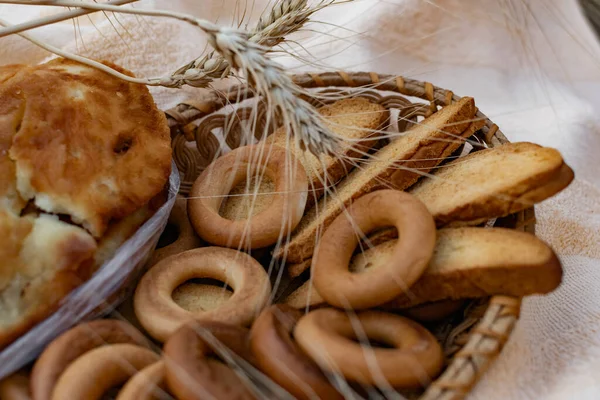Edible Composition Flour Baking Basket Bedspread Golden Ears Barley Nature — Stock Photo, Image