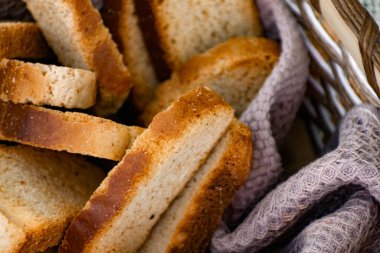 Çay için vanilyalı kraker, sade tatlı atıştırmalık sepet içinde doğal kumaş, doğada piknik.