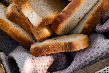 Çay için vanilyalı kraker, sade tatlı atıştırmalık sepet içinde doğal kumaş, doğada piknik.