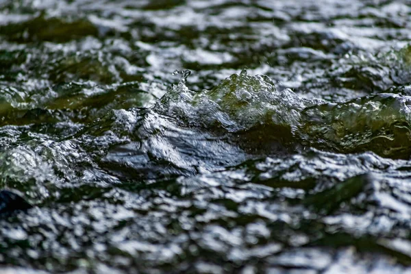 Acqua Dolce Movimento Corrente Vorticosa Con Spray Volante Tinta Verde — Foto Stock