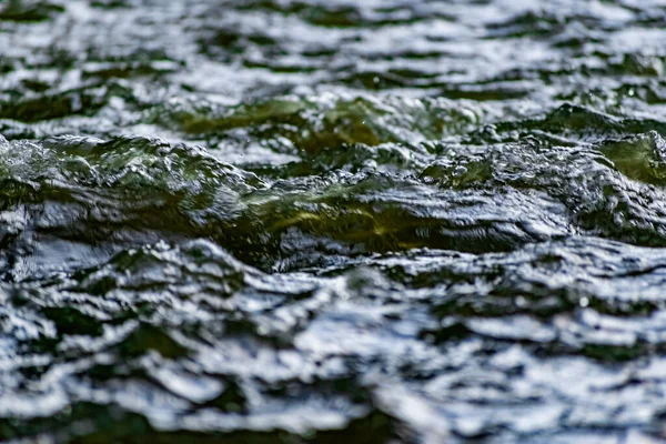 Acqua Dolce Movimento Corrente Vorticosa Con Spray Volante Tinta Verde — Foto Stock