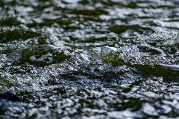 Frischwasser Bewegung Wirbelnde Strömung Mit Fliegendem Spray Grüntöne Auf Der — Stockfoto