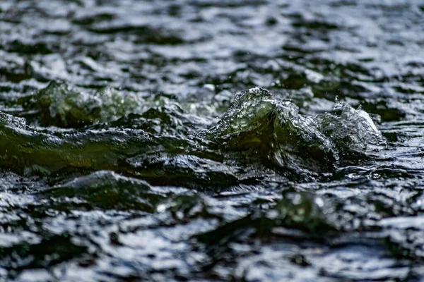 Acqua Dolce Movimento Corrente Vorticosa Con Spray Volante Tinta Verde — Foto Stock