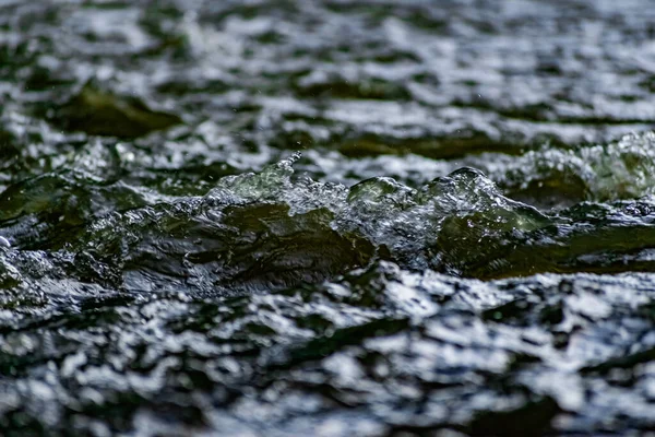 Água Fresca Movimento Corrente Redemoinho Com Spray Voador Tintura Verde — Fotografia de Stock