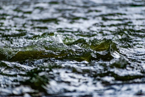 Acqua Dolce Movimento Corrente Vorticosa Con Spray Volante Tinta Verde — Foto Stock