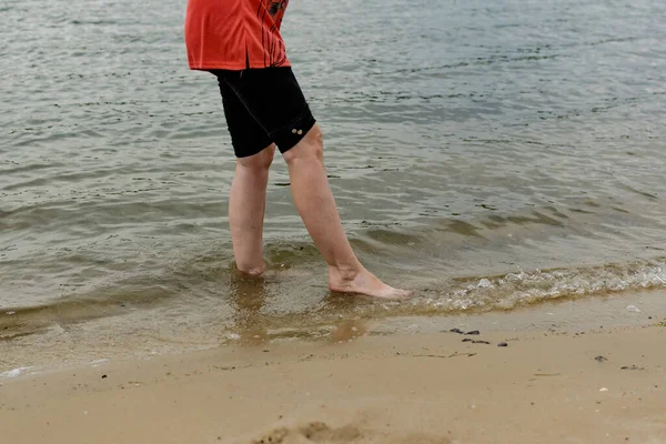 Pés Mulher Descalços Água Costa Molhada Arenosa Verão Praia Água — Fotografia de Stock
