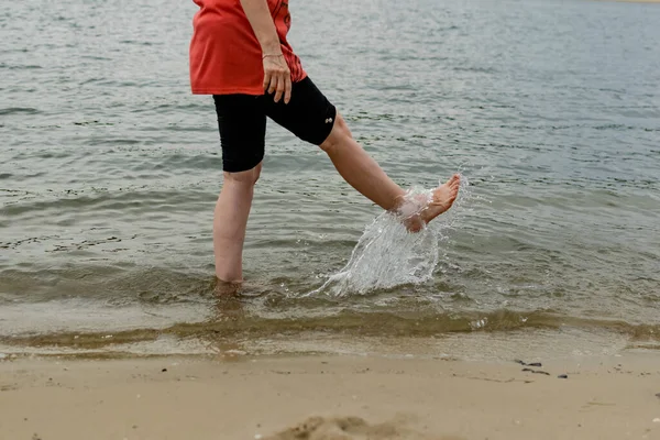 Γυναικεία Πόδια Ξυπόλητα Στο Νερό Στην Αμμώδη Υγρή Ακτή Καλοκαίρι — Φωτογραφία Αρχείου