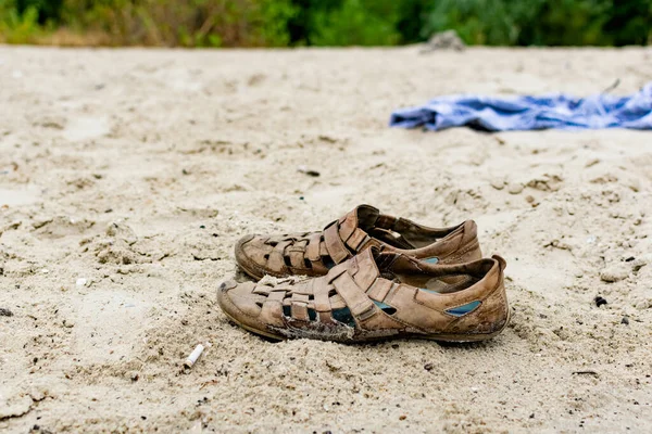 Φορούσε Παλιά Καφέ Παπούτσια Στεκόταν Μόνος Του Στην Αμμώδη Παραλία — Φωτογραφία Αρχείου