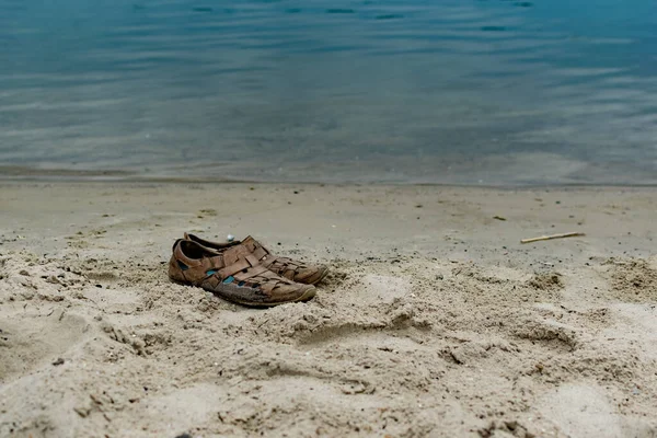 Φορούσε Παλιά Καφέ Παπούτσια Στεκόταν Μόνος Του Στην Αμμώδη Παραλία — Φωτογραφία Αρχείου