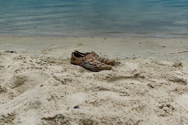 Alte Abgetragene Braune Schuhe Die Allein Sandstrand Stehen Männerschuhe Ohne — Stockfoto